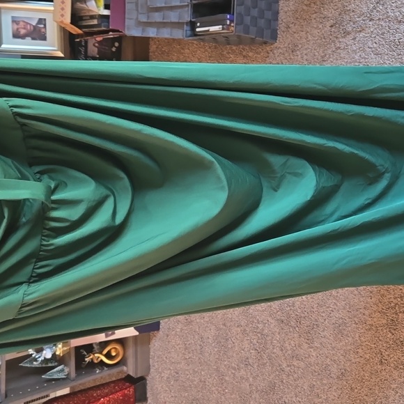 Green Maxi Dress  💚  PRE LOVED - Picture 2 of 6